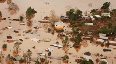 Litoral bajo agua: El río acecha y los evacuados esperan la llegada de Macri