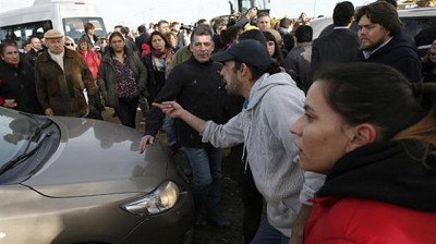 Tras un acto cargado de tensiones, agredieron el vehículo de Macri