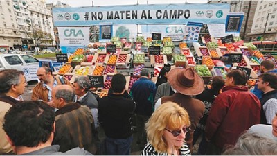 Regalan en Plaza de Mayo 10.000 kilos de frutas como protesta por la crisis del sector