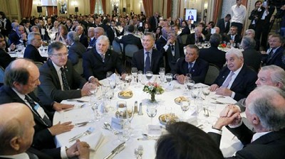 Macri les reclamó a los hombres de negocios que den el ejemplo y se 