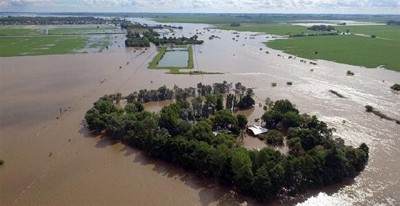 Bajo el agua en La Emilia: a lucha de los vecinos por rescatar lo poco que sobrevivió a la inundación