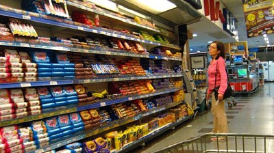 Discuten con las empresas subir impuestos a alimentos no saludables
