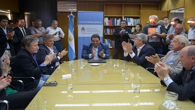 Industria láctea: Gobierno, cámaras y sindicatos firmaron un acuerdo para mejorar la producción y el empleo