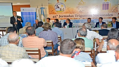 Etchevehere junto a productores en Leones
