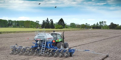 Víctor Juri propone sembradoras a 3 años y recibe las usadas