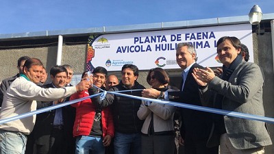 Etchevehere inauguró un frigorífico avícola y entregó fondos para agricultores familiares en Catamarca