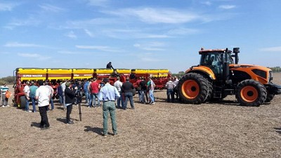 Zanello mostró cómo trabajan los tractores YTO con sembradoras