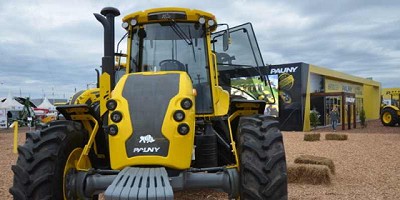 Pauny exportó 22 tractores al continente africano