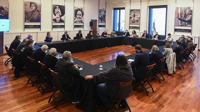 El Gobierno busca acuerdos con sindicatos y empresas para relanzar la economía