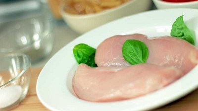 La carne de pollo es un alimento saludable con bajo contenido de grasas