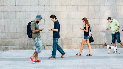 Vagando por las calles mirando la gente pasar; por Ricardo Bindi