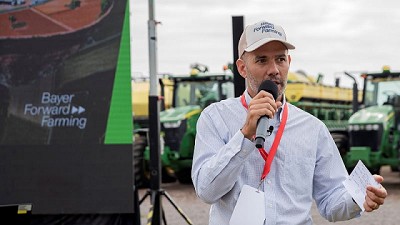 Más de 80 productores de 20 países visitaron el Bayer FowardFarming en la localidad de Pergamino