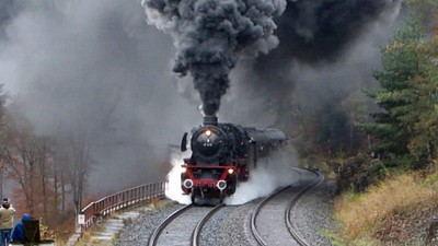 La locomotora de la realidad aplasta a los K y empuja fuerte a la oposición; por Ricardo Bindi