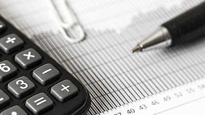 Para poder eliminar el impuesto País en 2025, con un ajuste de mejor calidad, se requiere un recorte adicional del gasto