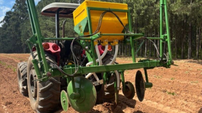 MG desarrolló una surcadora con cajón fertilizador