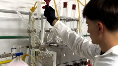 El costo oculto del vino: Cómo la microbiología evita pérdidas millonarias en las bodegas