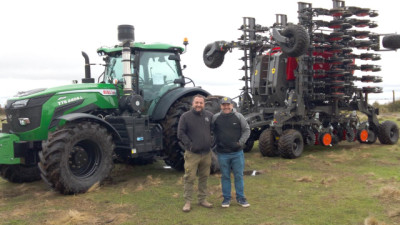 Indecar entregó la primera sembradora con tractor incluido y la promoción de Expoagro ya trabaja en Córdoba