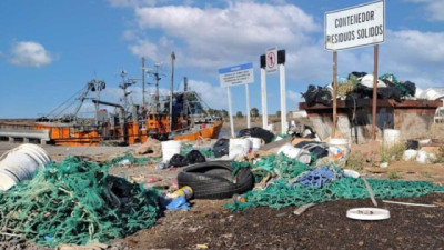 Playas de plástico en la Patagonia: Contaminación pesquera y las limpiezas como brújula colectiva