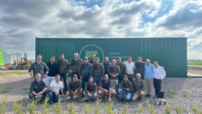 Productores de Sudáfrica recorrieron campos y una fábrica de maquinaria agrícola en Argentina